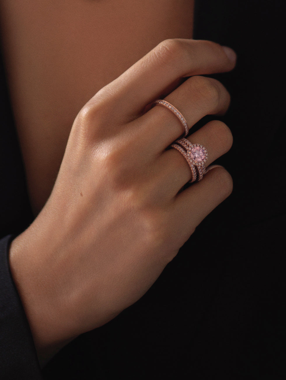Model wearing an Argyle Pink diamond ring